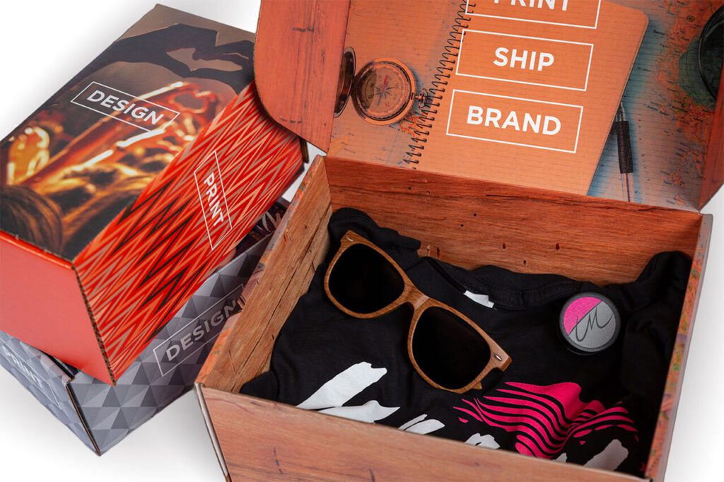 Box with branded sunglasses, t-shirt and pop socket.